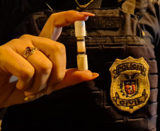 Policial civil mostrando bafômetro