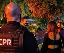 Policiais civis abordando pessoas na ação