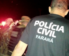 Policial civil de costas