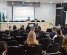 Policial civil conversa com estagiários