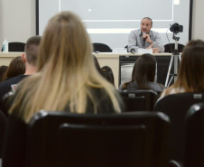 Policial civil conversa com estagiários