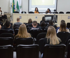 Policiais civis conversam com estagiários