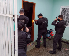 Policiais civis em momento de ação