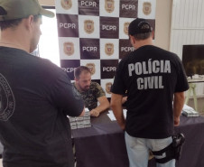 Policiais recebendo munição