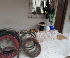 Rolos de fio elétrico são apreendidos