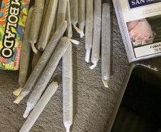 Cigarros de maconha são localizados em bagagem