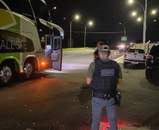 Policial civil aparece próximo a ônibus durante operação de fiscalização