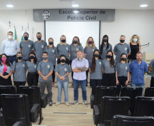 Participantes reunidos para fotografia