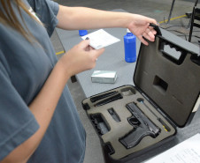 Momento da entrega de armas e munições