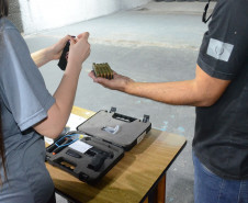 Momento da entrega de armas e munições