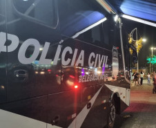 Onibus da polícia civil estacionado no litoral