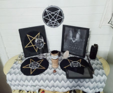 Material apreendido, sobre uma mesa