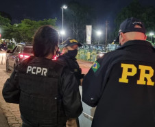 Policial civil e rodoviário fiscalizam veículo em Curitiba