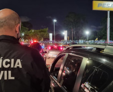 Servidor da PCPR fiscaliza veículo em ação conjunta com a PRF