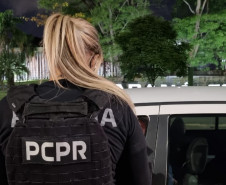 Policial civil paranaense fiscaliza veículo em ação conjunta com a PRF na Capital