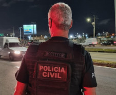 Policial civil paranaense à margem da rodovia durante fiscalização