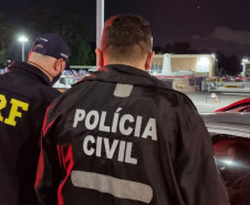 Policial civil e rodoviário federal abordam motorista na Linha Verde