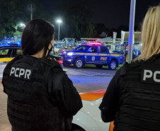 Policiais civis abordam motorista na Linha Verde