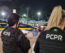Policiais civis abordam motoristas em rodovia federal da Capital