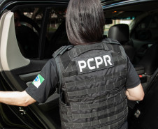 Policial civil entrando em viatura