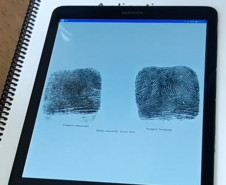Impressão digital coletada é digitalizada por policial civil