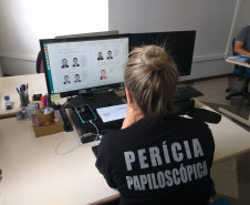 Policial civil analisa dados no computador