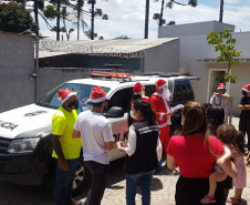 Policiais e crianças aparecem em foto durante ação social