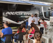 Diversas pessoas aguardando atendimento para confecção de RG.