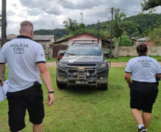 Dois policiais de costas indo até a viatura