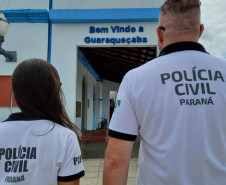 Dois policiais de costas