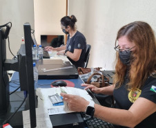 Duas policiais civis confeccionando rgs