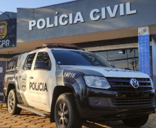 Viatura em frente à delegacia