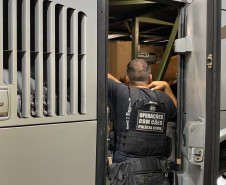 Policial civil fiscaliza ônibus interestadual em Mandaguari