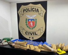 Tabletes de droga apreendida sobre uma mesa