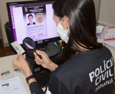 Policial civil analisa modelo do novo RG
