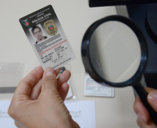 Policial civil analisa modelo do novo RG