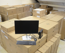 Centenas de caixas com novos computadores para a PCPR
