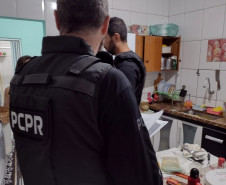 Dois policiais investigando lugar