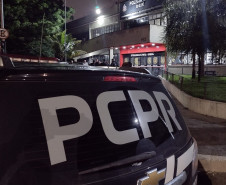 Viatura estacionada em frente a DEIC