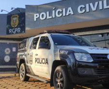 Fachada da delegacia com uma viatura em frente