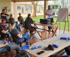 Policiais civis recebendo instruções