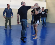 PCPR oferece aos policiais encontro e aula prática com lutadores no Dia do Desafio