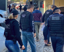 Diversos policiais reunidos
