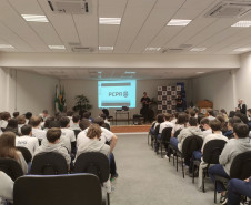 Policial civil durante palestra