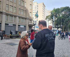 PCPR e GM realizam evento de conscientização sobre drogas no Centro de Curitiba 