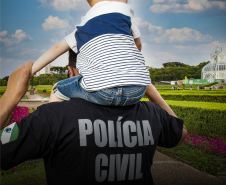 Policial civil com criança sobre os ombros