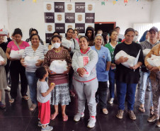 Beneficiados com entrega de cestas posam para foto