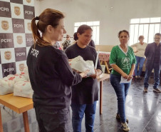 Policial civil entrega cesta
