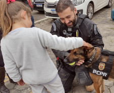 Criança interagindo com cão policial