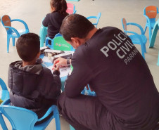 Policial civil brinca com criança